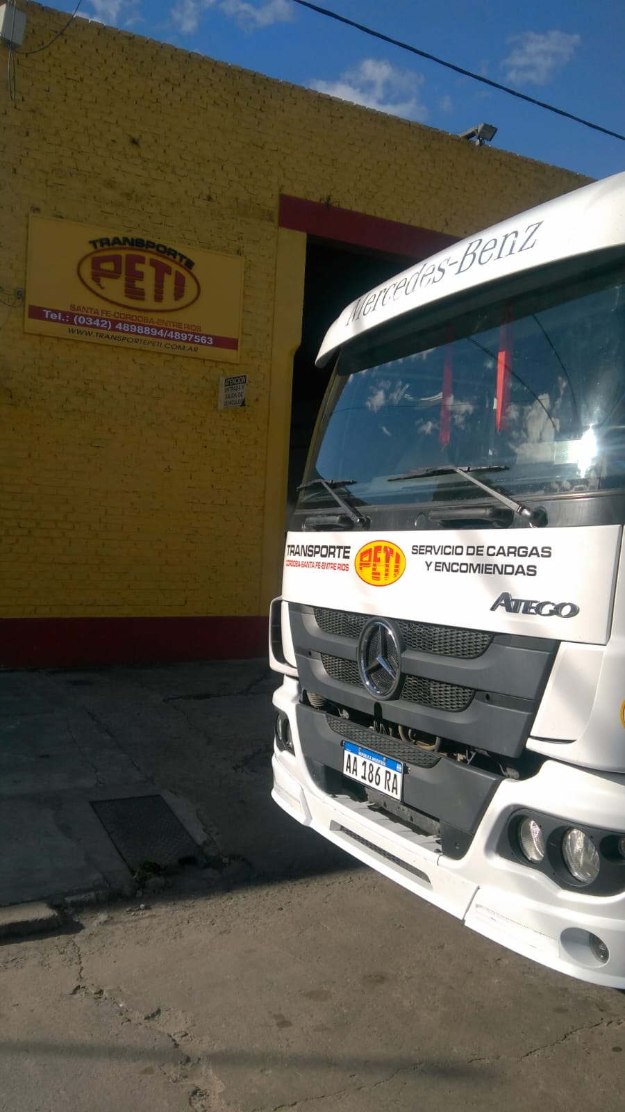 Camión Mercedes-Benz Atego de Transporte PETI — servicio de cargas y encomiendas