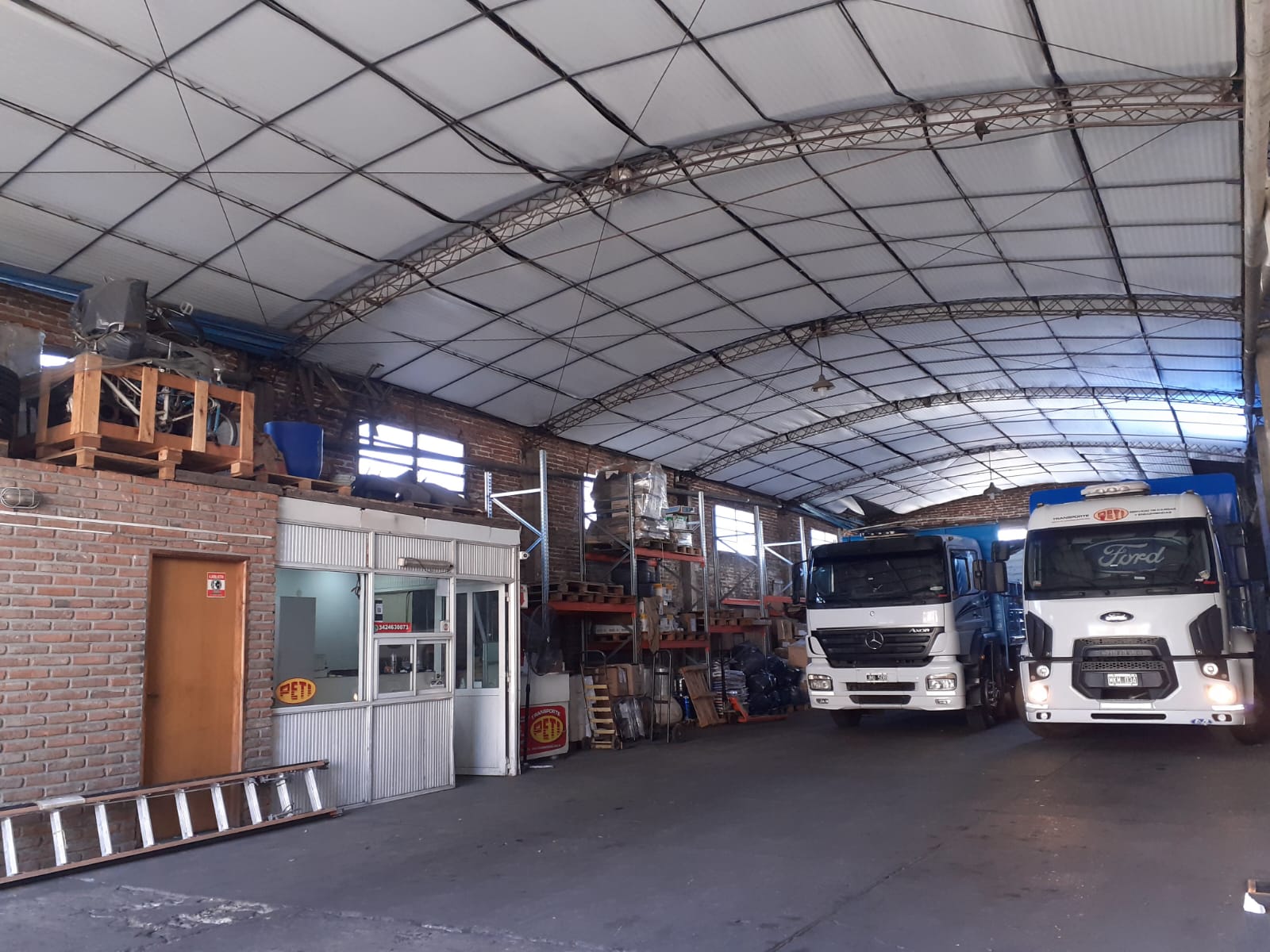 Depósito de Transporte PETI con unidades y mercadería