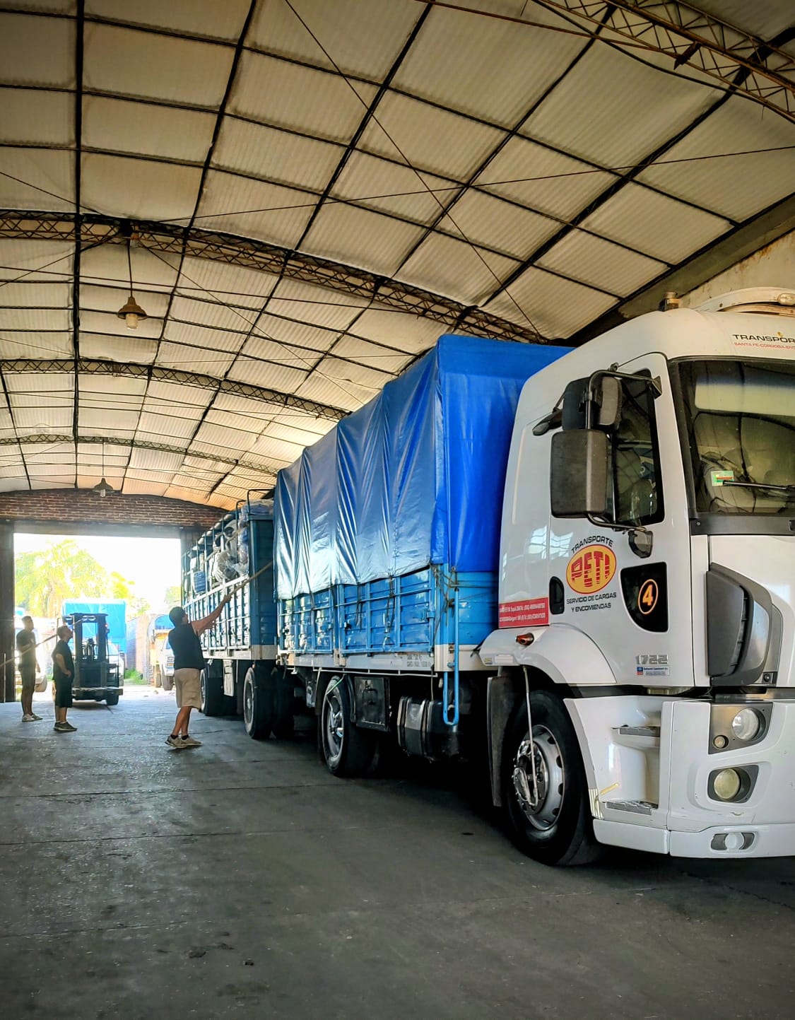Camión de Transporte PETI cargando mercadería en el depósito