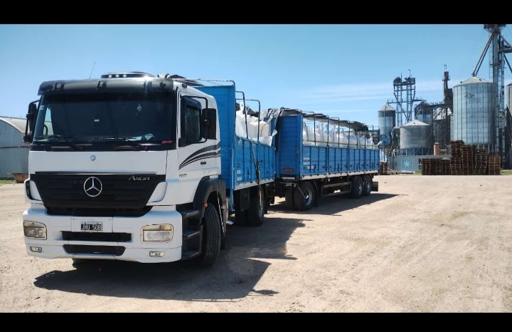 Camión Mercedes-Benz de Transporte PETI con acoplado cargado en planta de silos